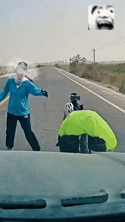 《难理解》
这人操做难理解，
喇叭一响猛发泄。
砸车咆哮自打脸，
…………？
拋