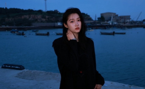 关晓彤这几张蓝调海边照也太有氛围感了吧！好美啊。