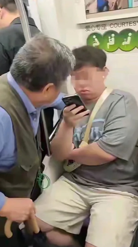 上海地铁的回应是对传统美德的背叛！
我就想请问上海地铁，你设爱心专座的本意是什么