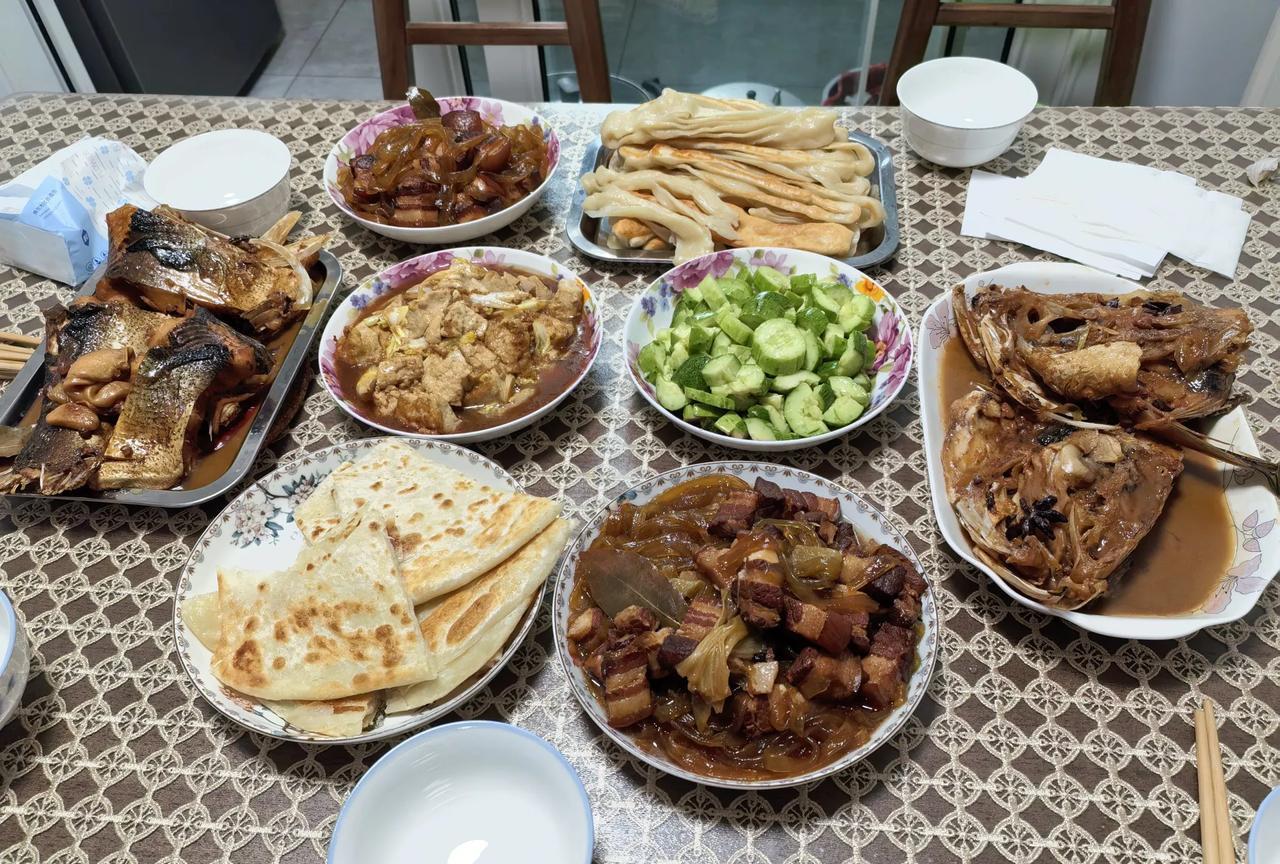 周六，只要我那几个朋友没有特殊情况，中午来我家做饭吃成了一个约定俗成的习惯。
他