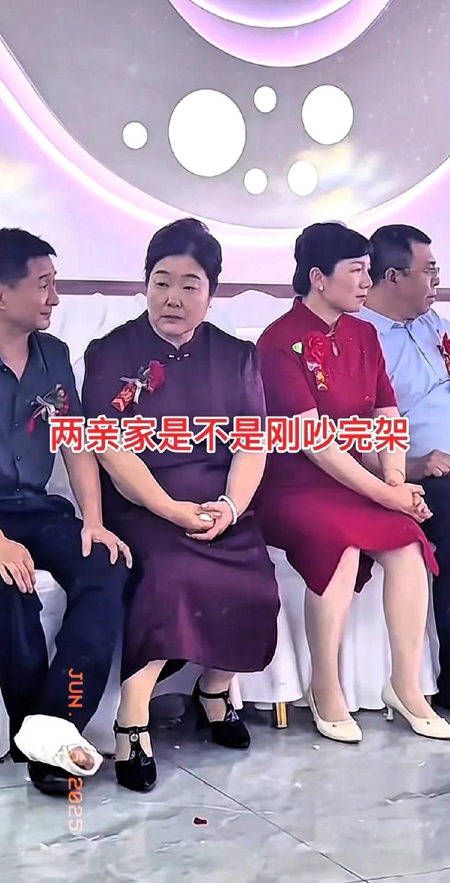 谁能分出哪家嫁女儿，哪家娶媳妇？
儿女结婚本来是一件非常开心的事情。
可两位妈妈