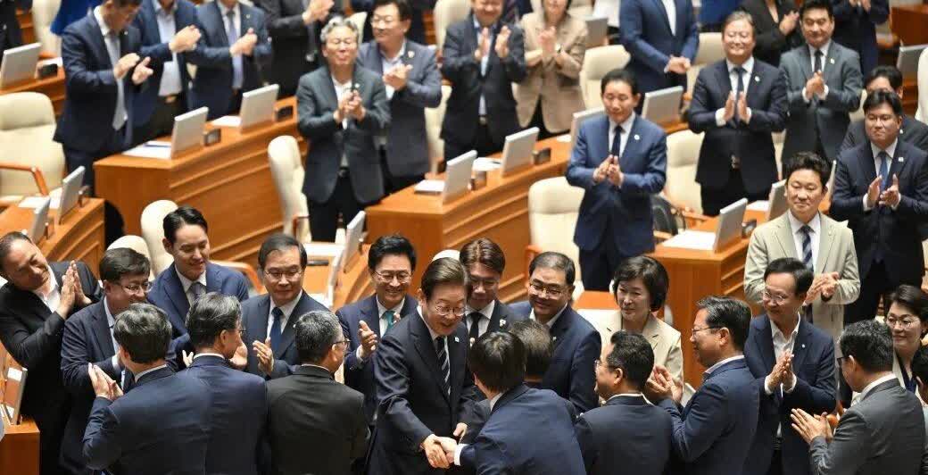 李在明打扮的挺精致，为了让自己形象更加“伟岸”，穿了增高鞋。
女士穿高跟鞋，能