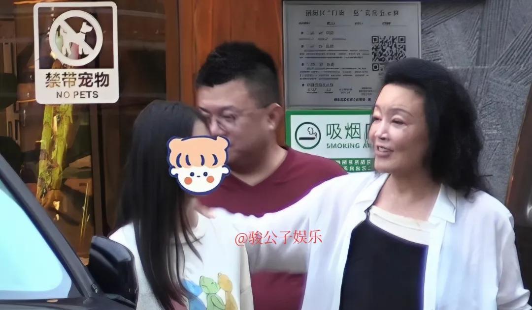 张兰带孙女和孙子一起外出聚餐，小玥儿留着一头秀丽的长发，尽显文雅的气质，背影与大