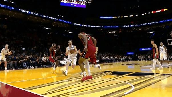 欢迎来到NBA！韦尔镇守篮下，给4号秀克努佩尔送上大帽