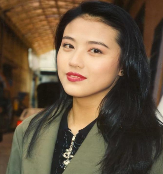 当年，周海媚与吕良伟婚后不久，公公怒吼：“你老婆周海媚天天睡到中午12点，也不知