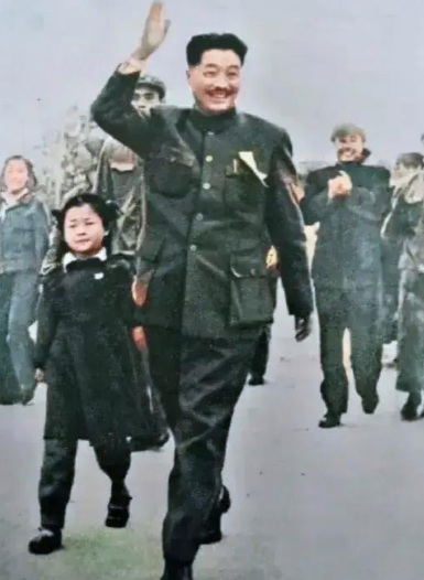 建国后，贺龙元帅的一张珍贵照片，他正在笑着向人们挥手！

贺龙元帅，以其传奇的“