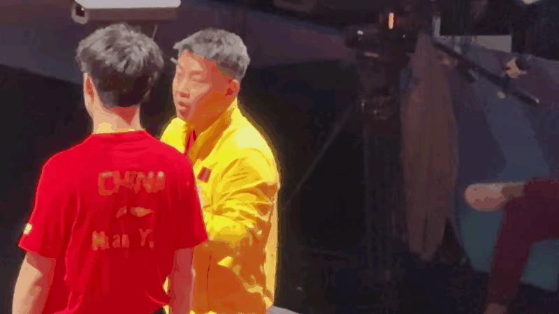 有句话不知当讲不当讲，
王皓教练把最好的情绪，
都给了国乒主力队员。
对小将还是