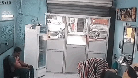 理发店里差点出大事









吓死人了！就在一家普通理发店里，死神擦肩而