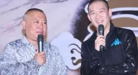 有一次采访中记者问郭德纲：你觉得曹云金会低头回来吗？
 
郭德纲：自从我们的家谱