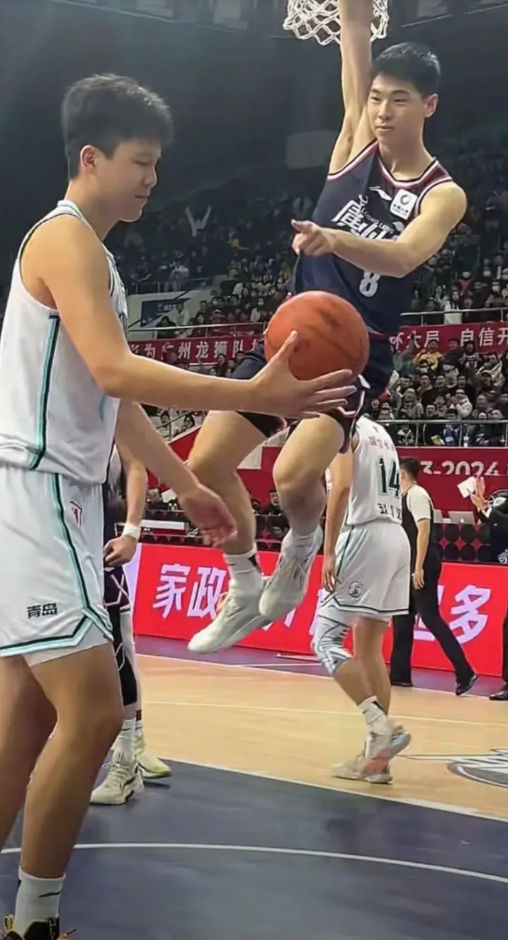 命运造化人啊！

昔日崔永熙扣篮后手指杨瀚森

如今，2人命运各不同啊，一向被人