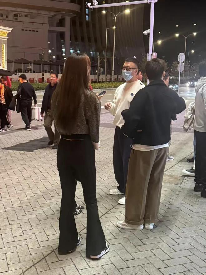 在澳门偶遇孙红雷，他没有电视上高，50多岁了还挺年轻的，本人一点儿都不凶笑眯眯的