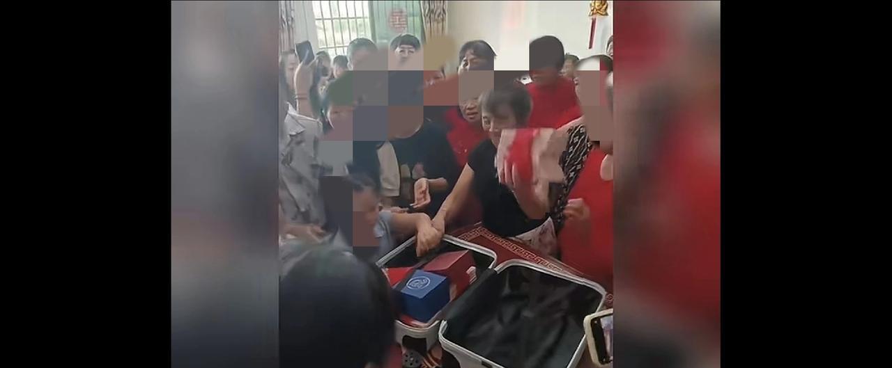 箱子一打开，四大摞啊！老人荣耀地举起红票票，像缴获了敌人什么D药 枪枝那一般得意