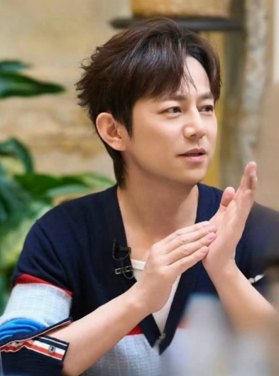 何炅情商之高令人折服!在《声鸣远扬》赛后团建吃火锅时，抽到夸人任务，他迅速挨个夸