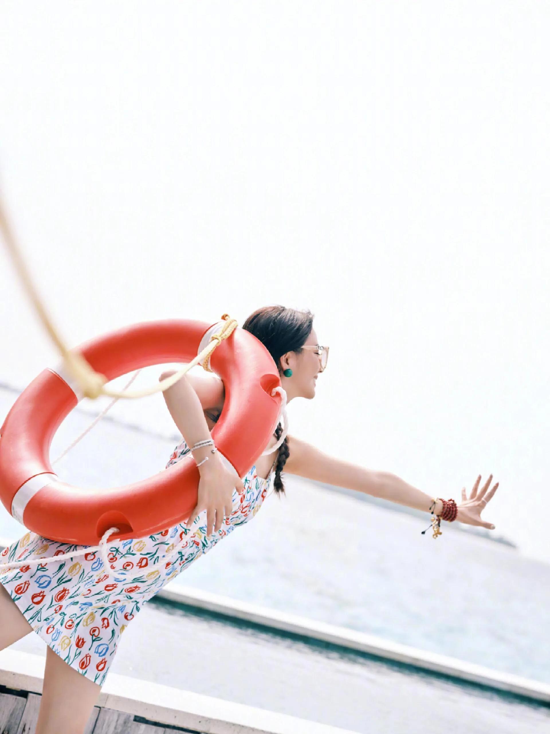 佟丽娅夏日海边自拍写真