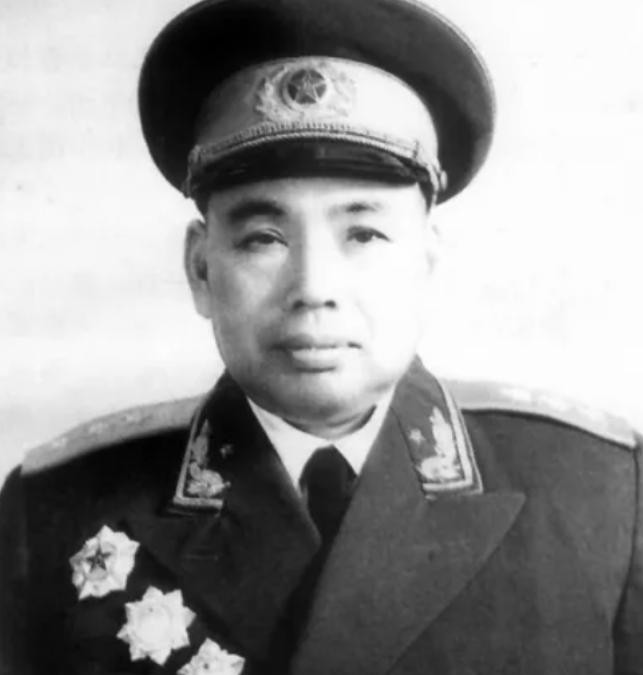 1937年，许世友不肯当副旅长，徐向前微微一笑：告诉他谁是旅长他就会去。

许世