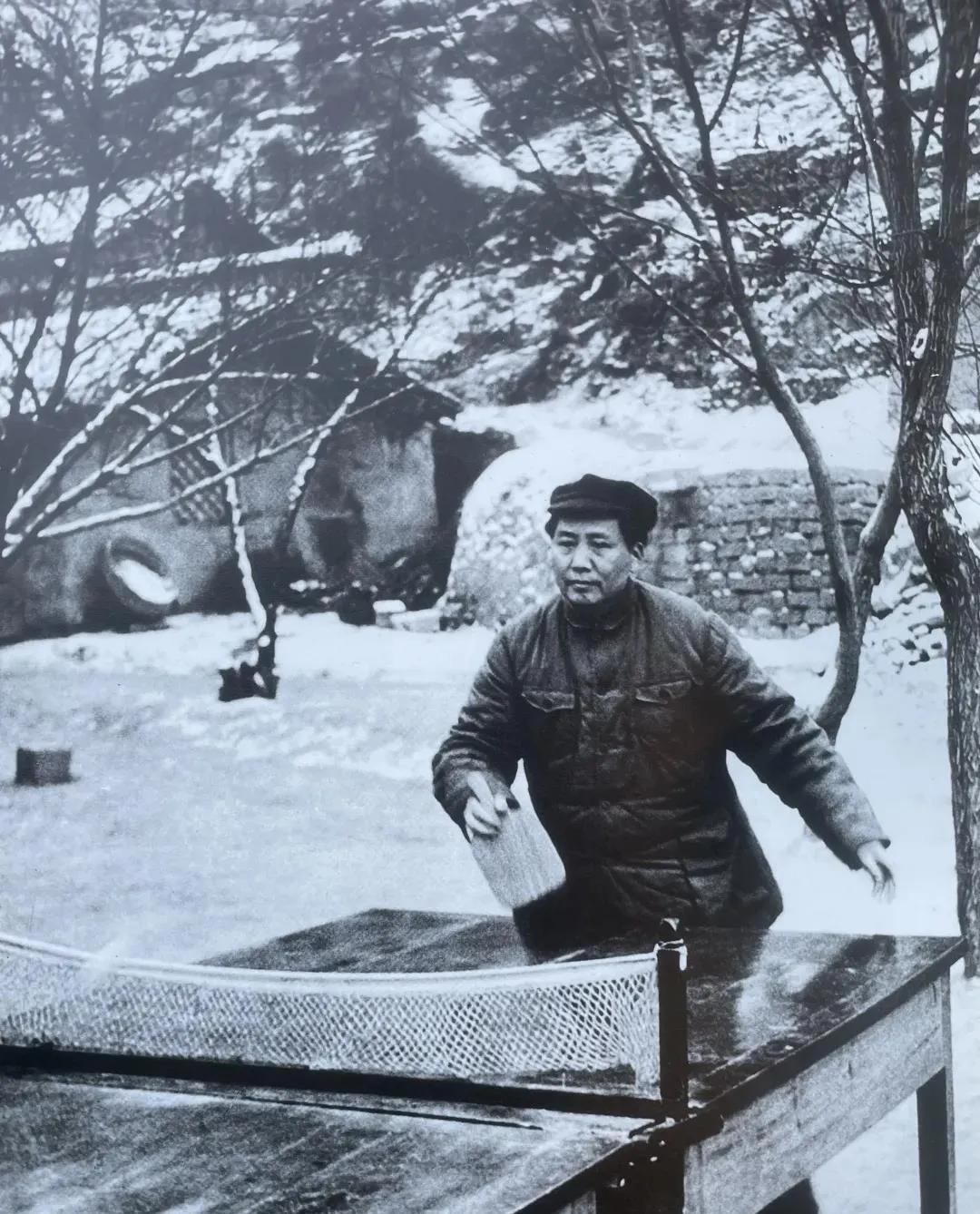 1946年，毛主席打乒乓球时的照片，注意看他手中的球拍，是方形的。
说起这张老照