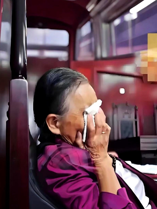 上海老太太拿到560万拆迁款毫不犹豫全数转给了儿子。
女儿知道后，只是淡淡地说了