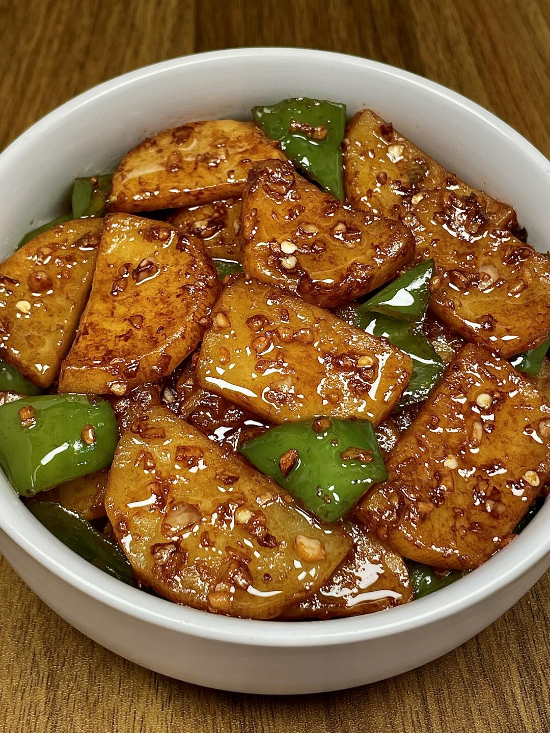 讲真！这个做法真的巨巨巨好吃！！好吃又下饭的青椒土豆片，一出锅就香迷糊了！ 配上