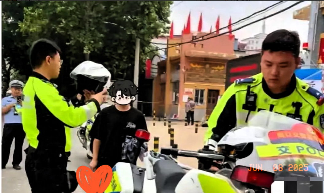 高考考生考场外吃闭门羹！

一考生身上带着钢板，被安检拦在考场外，进不了门。警察