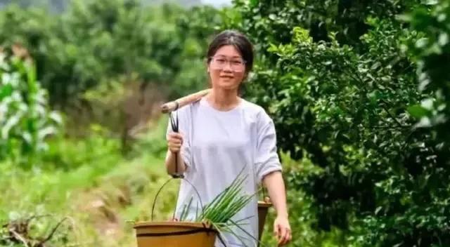 扁担妹妹今年的高考成绩是多少呢？我推测她大概在二本线上下。她是广西考生，广西地区