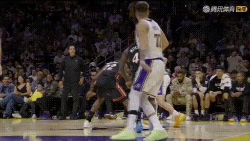 关键球——里夫斯3分、东契奇2+1，湖人2连胜稳稳的。
上半场77分超流畅：前2