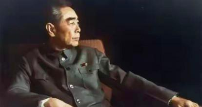 1935年，戴笠最得意的女学生向影心正与日本海军武官贴身热舞。当武官的手滑向她旗