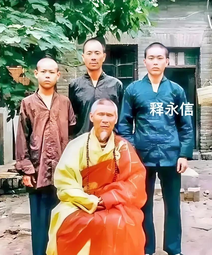 释永信的师父双目失明，但他却独具慧眼的将少林寺交到了释永信手里。可惜人算不如天算