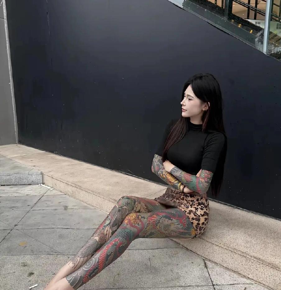 弱弱问一句：这么大面积的纹身，爸妈不会骂吗？
