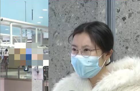 1月11日，女子自称洗头被烫伤，她说：“我觉得那个水都得有100度了。”向店家索