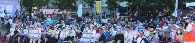 民众党主席黄国昌今日下午赶赴新竹市和已退出民众党、停职中的新竹市长高虹安合体，全