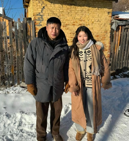 56岁张国强现身农村探亲被偶遇，他棉袄外套，看起来胖了好多，脸好圆润，状态非常好