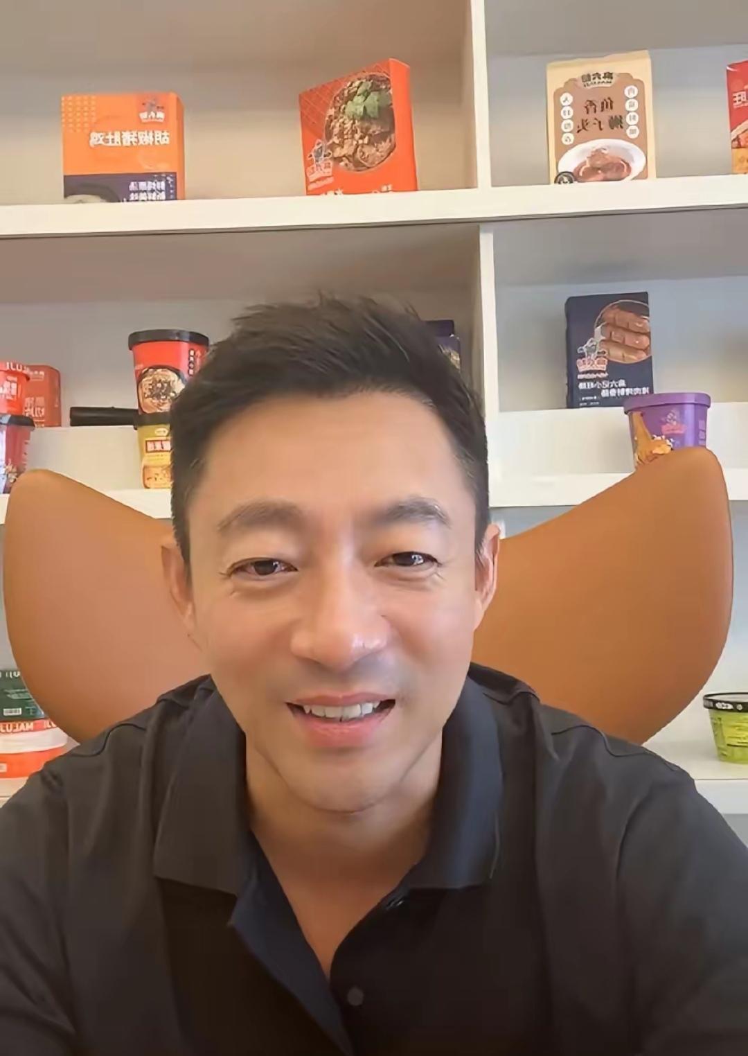 汪小菲直播聊就业观点，与母亲张兰截然不同！网友吵翻了：这次我挺他！
“不比较，专