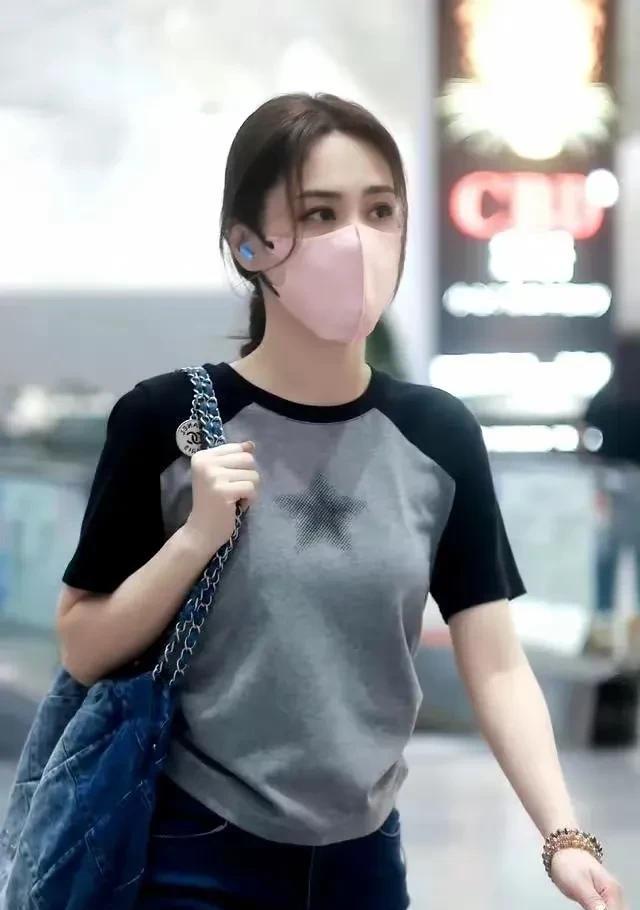 瘦下来的阿娇真的是神颜，像青春女大学生一样靓丽，完全不像四十多岁的中年女人。
阿