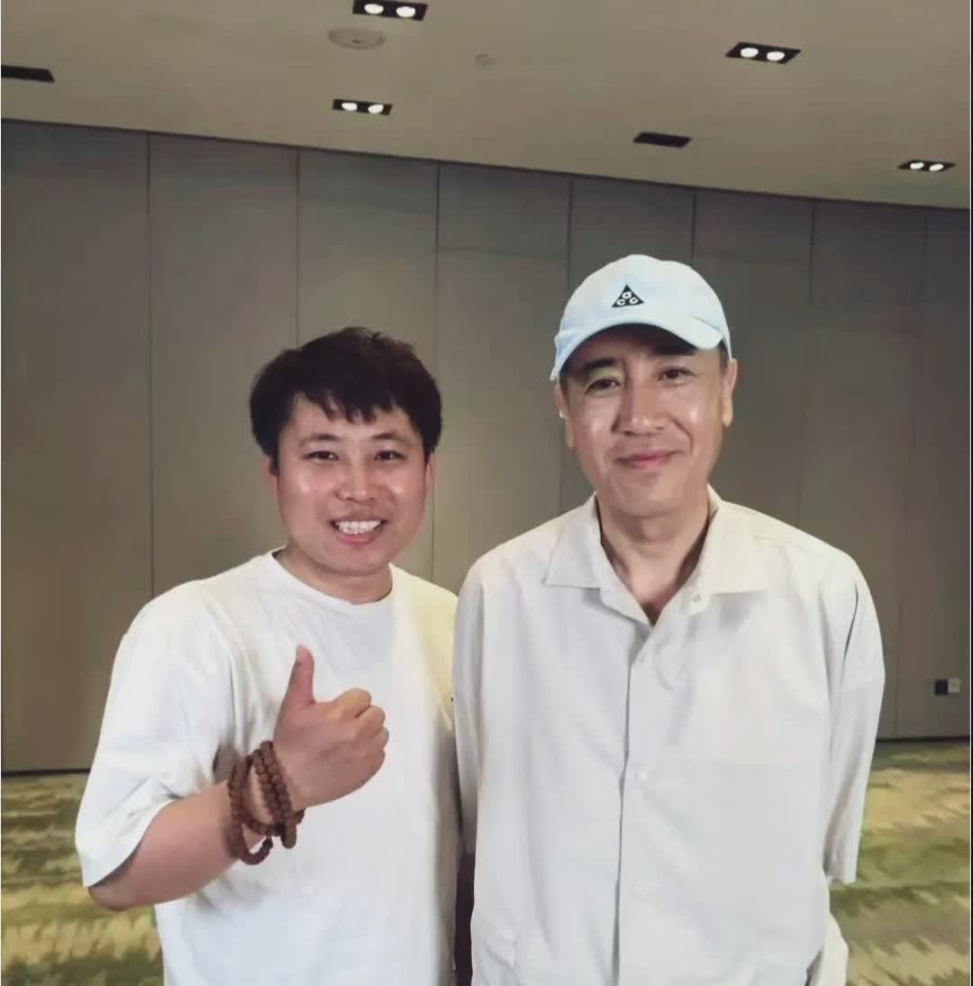 于和伟身穿宽松上衣显得身形消瘦！但面色红润有光泽脸上长肉了帅气了，看着好慈祥。