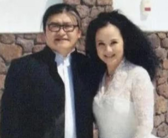1987年，刘欢对主持人卢璐一见钟情，认识9天后就求婚成功。可是去民政局登记时，