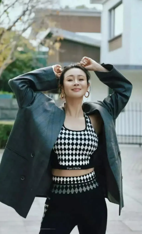 于加明，170cm，看来对自己的身材管理很严格啊！