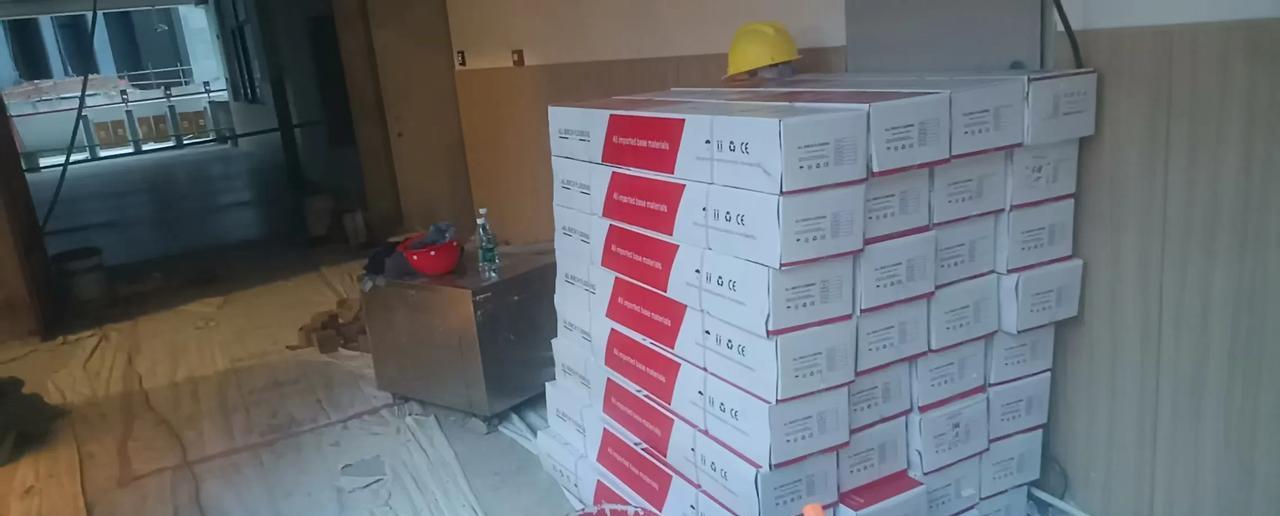 这些一箱箱的都是木地板，从1楼扛上到3楼，扛一箱5块钱，这样的活，都有人抢着做。