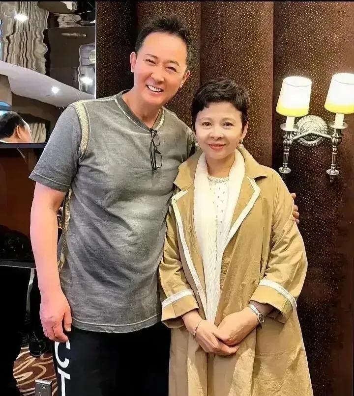照片上的女士，你一定认识，她演唱的那几首经典歌曲曾经天天在车站、码头的大喇叭里循
