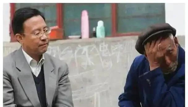 2006年，河南漯河一处破旧农舍内，87岁的杨钦典颤巍巍地握住杨虎城嫡孙杨瀚的手