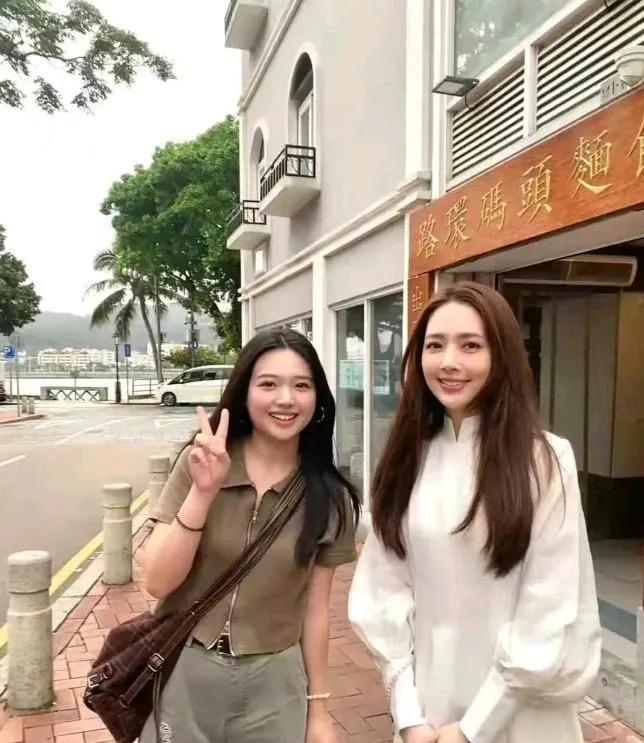 郭碧婷的颜值自然美，其实仔细看她的五官还是像向太！
很有气质，有气场！