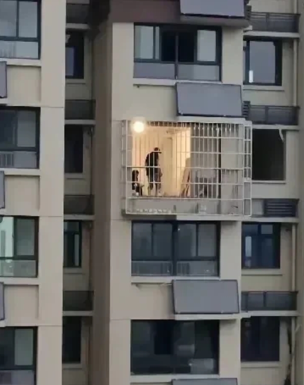 贵州，一名男子去朋友家做客，无聊站在阳台上眺望时，意外发现对面楼一户人家在阳台上