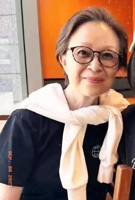 这一位戴着眼镜的老人，你可还记得她？60多岁了依旧优雅，气质非凡，这样的气质比陈