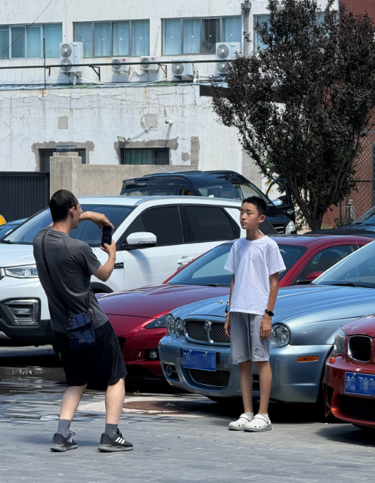 这么热的天 小伙子让他爸在每个车前给自己合影
这可能就是热爱吧 ​​​