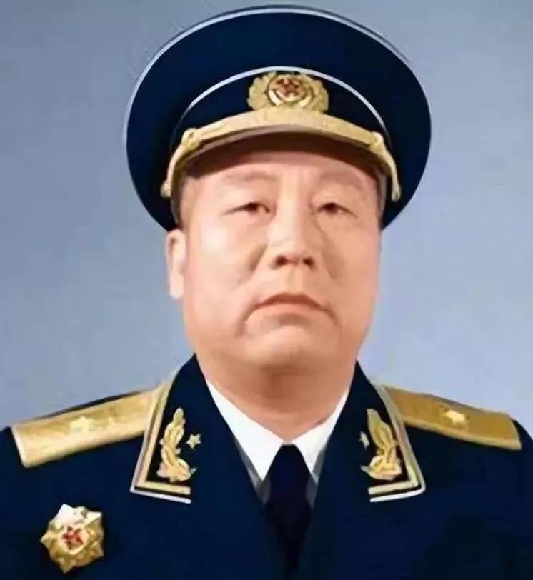 1945 年，中苏军方宴会上，苏军和曾克林开玩笑，“你喝一杯酒，我就给一座军火库