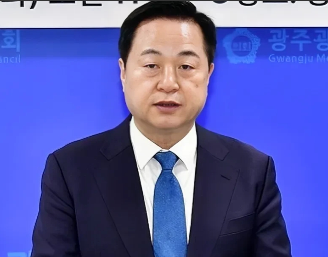 4月14日下午韩国共同民主党前议员金斗官宣布退出总统竞选，这是第三位退出竞选的参