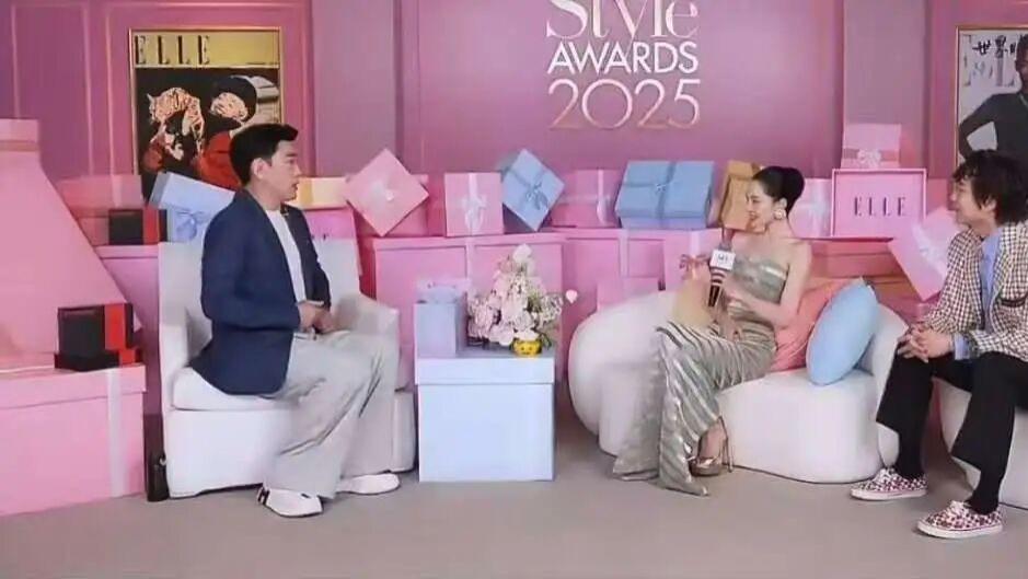 钟楚曦被“贴脸开大”后风波再起！王耀庆发文回应辩解，观众批评双标不负责