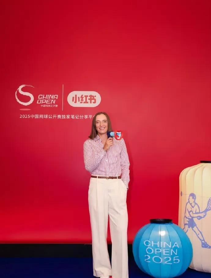 中网红毯酒会造型来了！
斯瓦泰克一身休闲装英气干练，确实比穿时装好看多了，惹得女