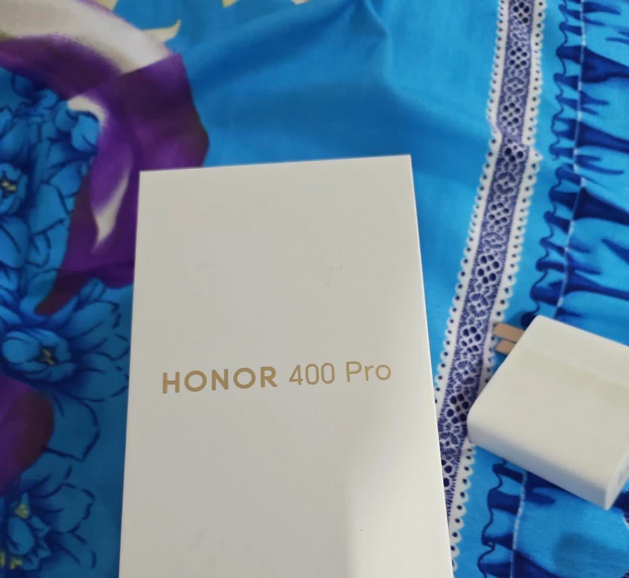 太激动了，今天下雨去买的手机。买的是荣耀400polo 12+512G，火舞的荣