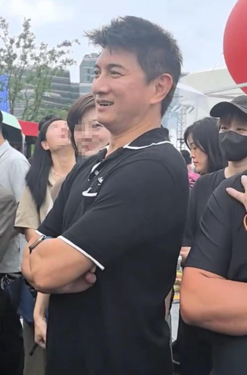 上海西岸新品节市集，有网友活捉到54岁的吴奇隆在“台品甄选”专区闲逛，一身黑色T