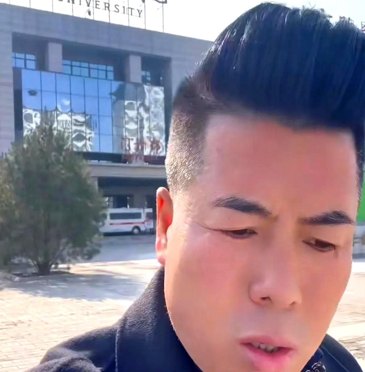 小黑最近爆出，说老王做公益，都是虚假的。
社会人士捐的物资，老王收集起来，到了现